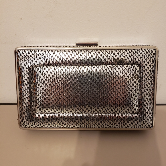 WHITE/HOUSE/BLACK/MARKET chain/multi lengths 6.5" wide 4"tall clutch 25.00 OFF - Picture 4 of 5